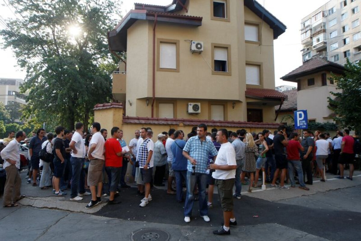 FOTO » Toată lumea vrea să vadă România - Franţa! Ce coadă era ieri la bilete