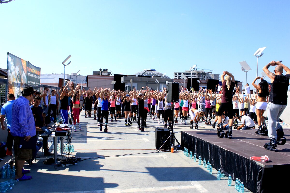 300 de persoane au încins scena Bucureşti Mall la cea mai mare clasă de Kangoo Jumps din România!