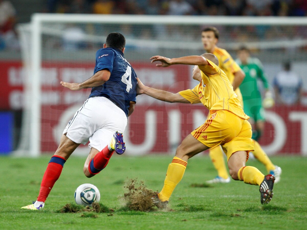 Bani aruncaţi » Istoria unui gazon execrabil care a costat 80.000 de euro » Ce se va întîmpla acum