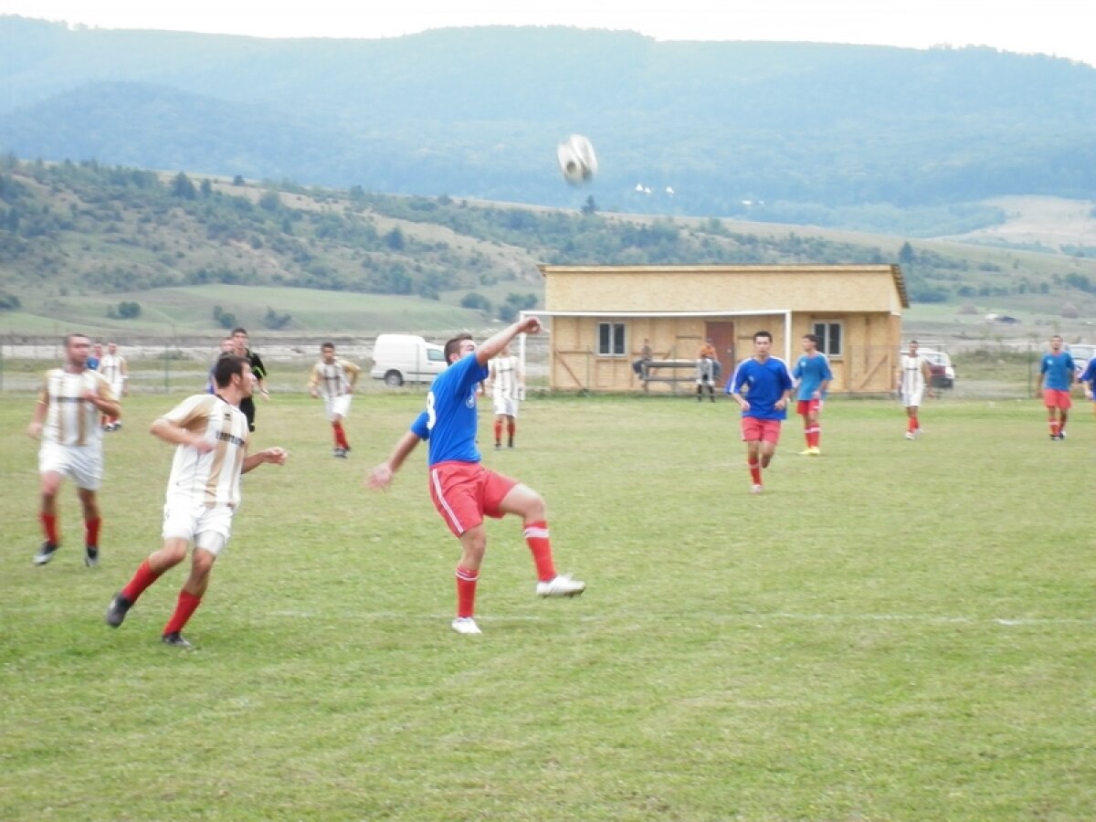 FOTO La ţară e mai bine! Cititorii au trimis pe gazeta@gsp.ro poze cu gazonul din comuna lor