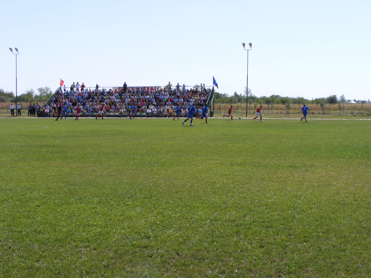 FOTO La ţară e mai bine! Cititorii au trimis pe gazeta@gsp.ro poze cu gazonul din comuna lor