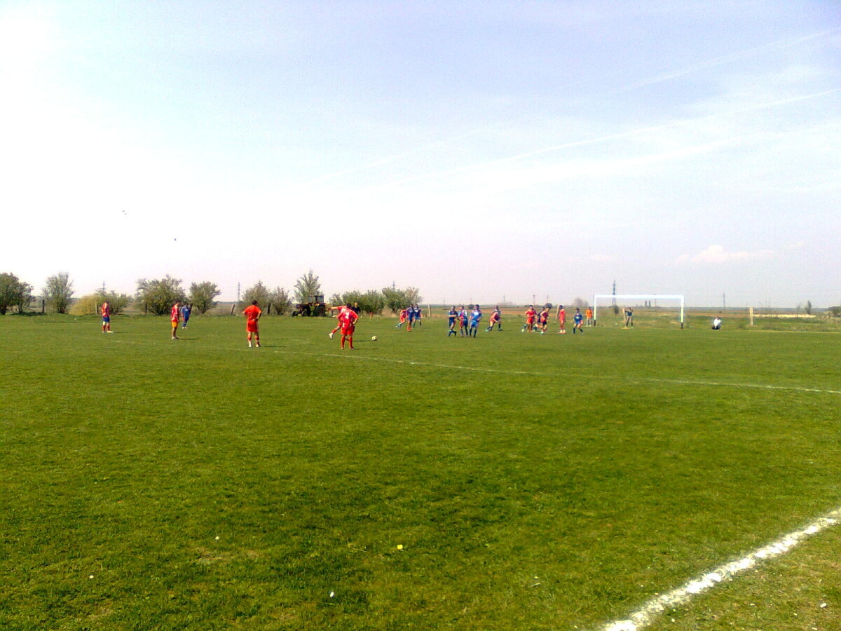 FOTO La ţară e mai bine! Cititorii au trimis pe gazeta@gsp.ro poze cu gazonul din comuna lor