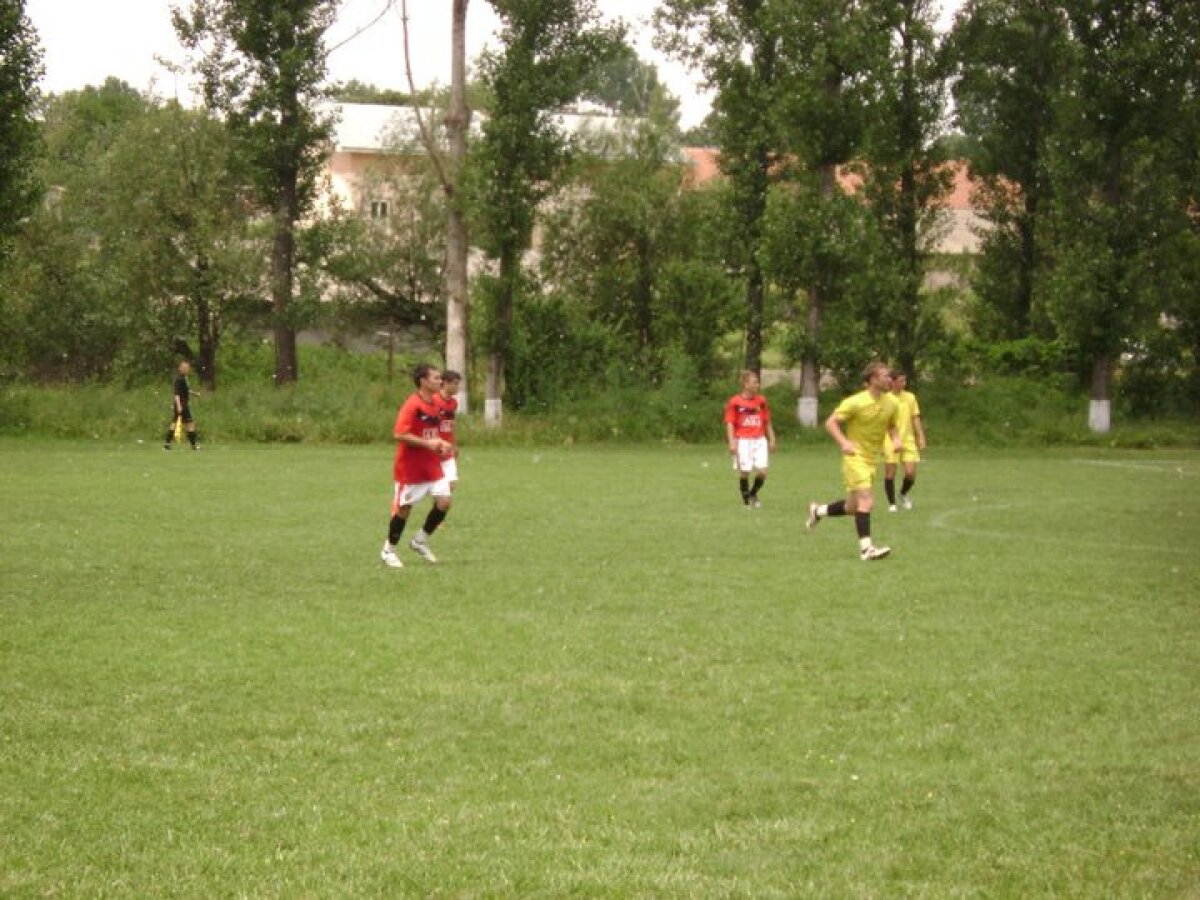 FOTO La ţară e mai bine! Cititorii au trimis pe gazeta@gsp.ro poze cu gazonul din comuna lor