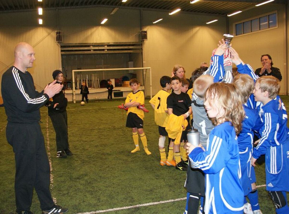 La 43 de ani, Ingesson luptă cu cancerul antrenînd copii » Citeşte povestea fostului adversar al României din '94