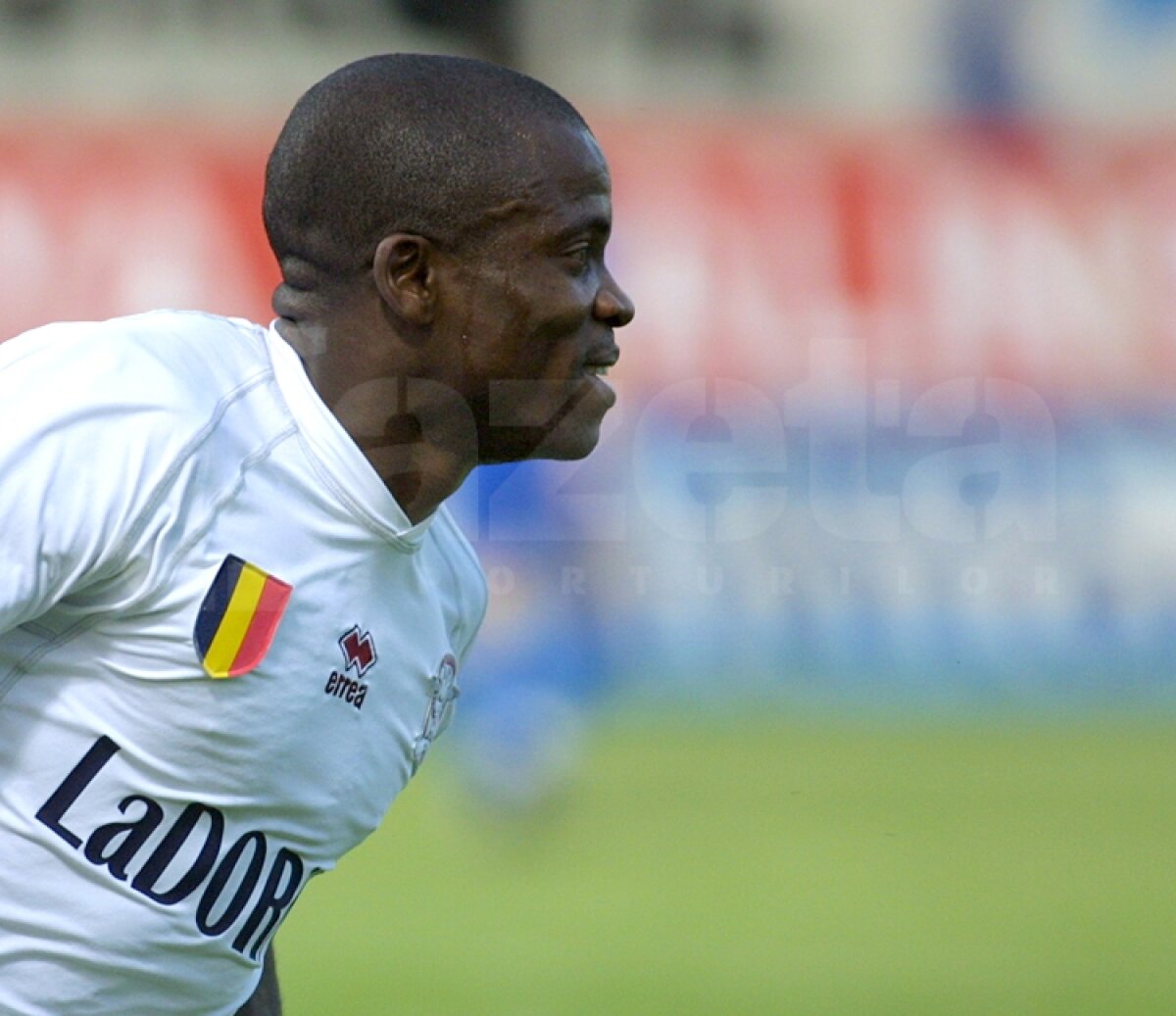 Rapidistul Makinwa, omul cu 11 ţări bifate în CV » "Afară, România nu prea e vorbită de bine"