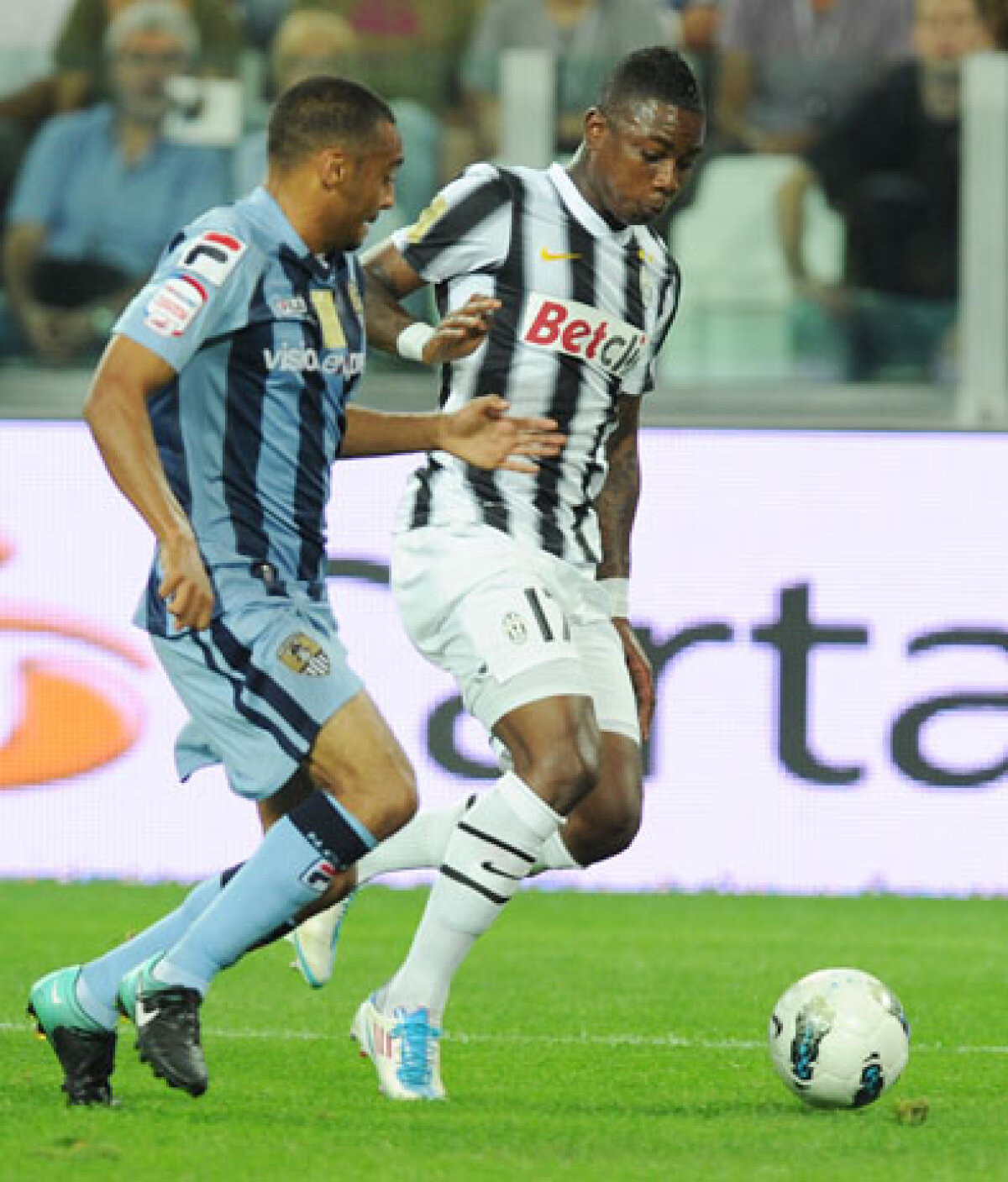 VIDEO & FOTO » Imagini spectaculoase de la inaugurarea noului stadion al lui Juventus Torino. Ei n-au cîrtiţe ca noi ;)