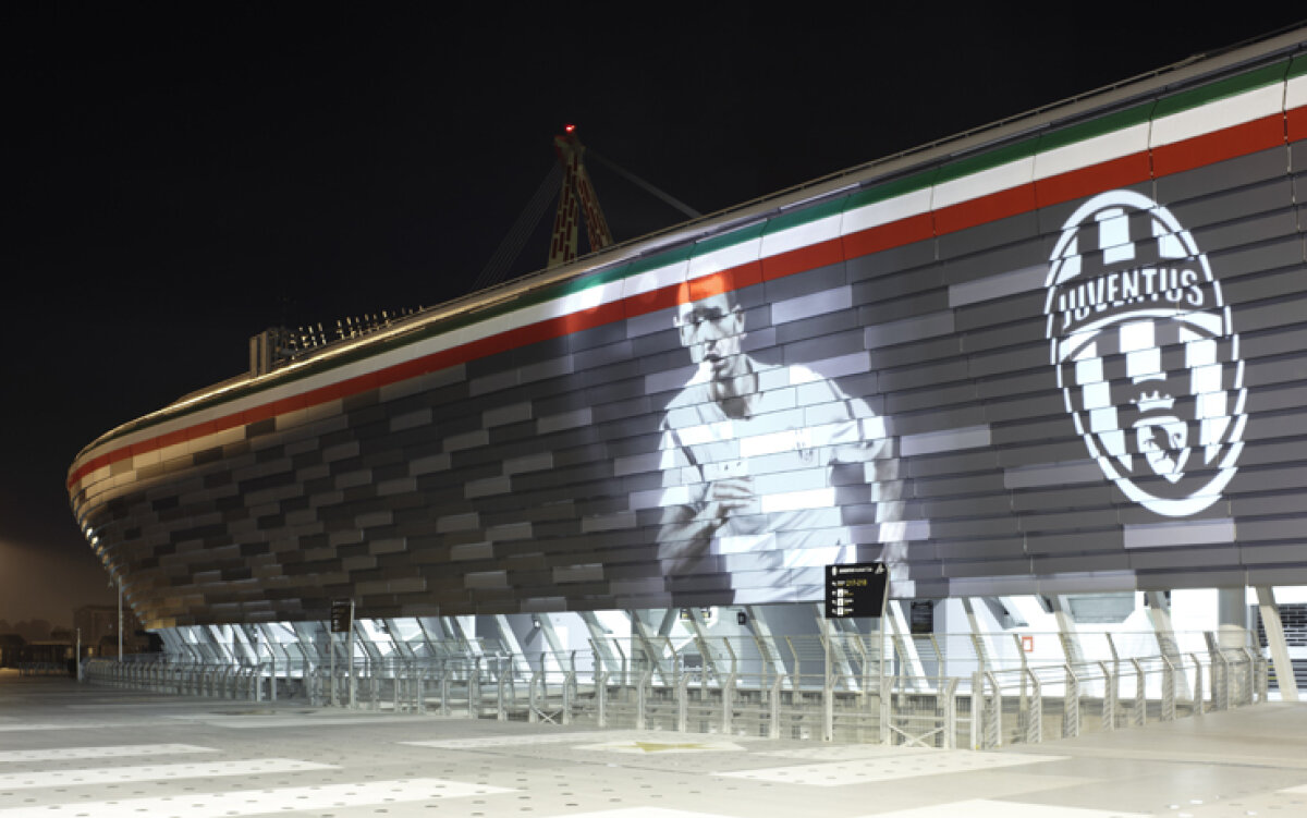 VIDEO & FOTO » Imagini spectaculoase de la inaugurarea noului stadion al lui Juventus Torino. Ei n-au cîrtiţe ca noi ;)