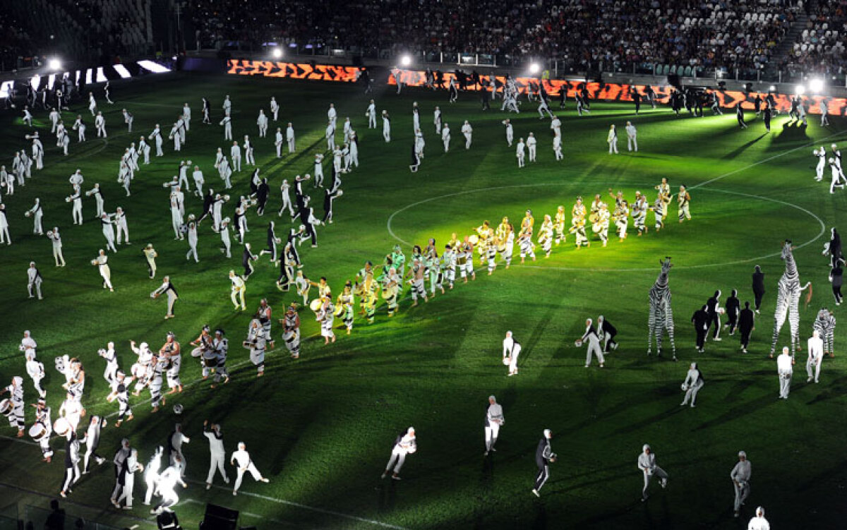 VIDEO & FOTO » Imagini spectaculoase de la inaugurarea noului stadion al lui Juventus Torino. Ei n-au cîrtiţe ca noi ;)