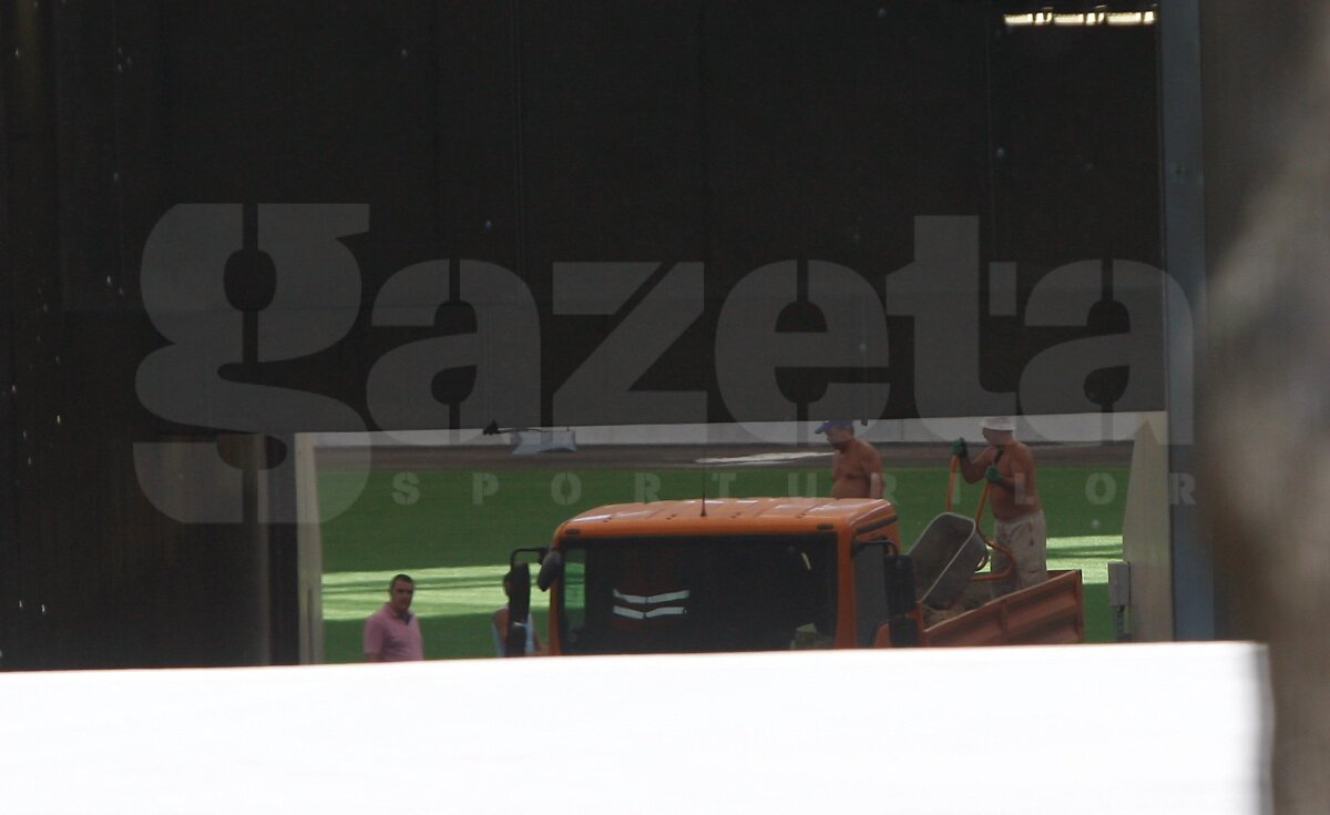 FOTO EXCLUSIV » GSP îţi arată cum e decopertat terenul de pe "Naţional Arena". Vechiul gazon va fi dus direct la groapa de gunoi :O