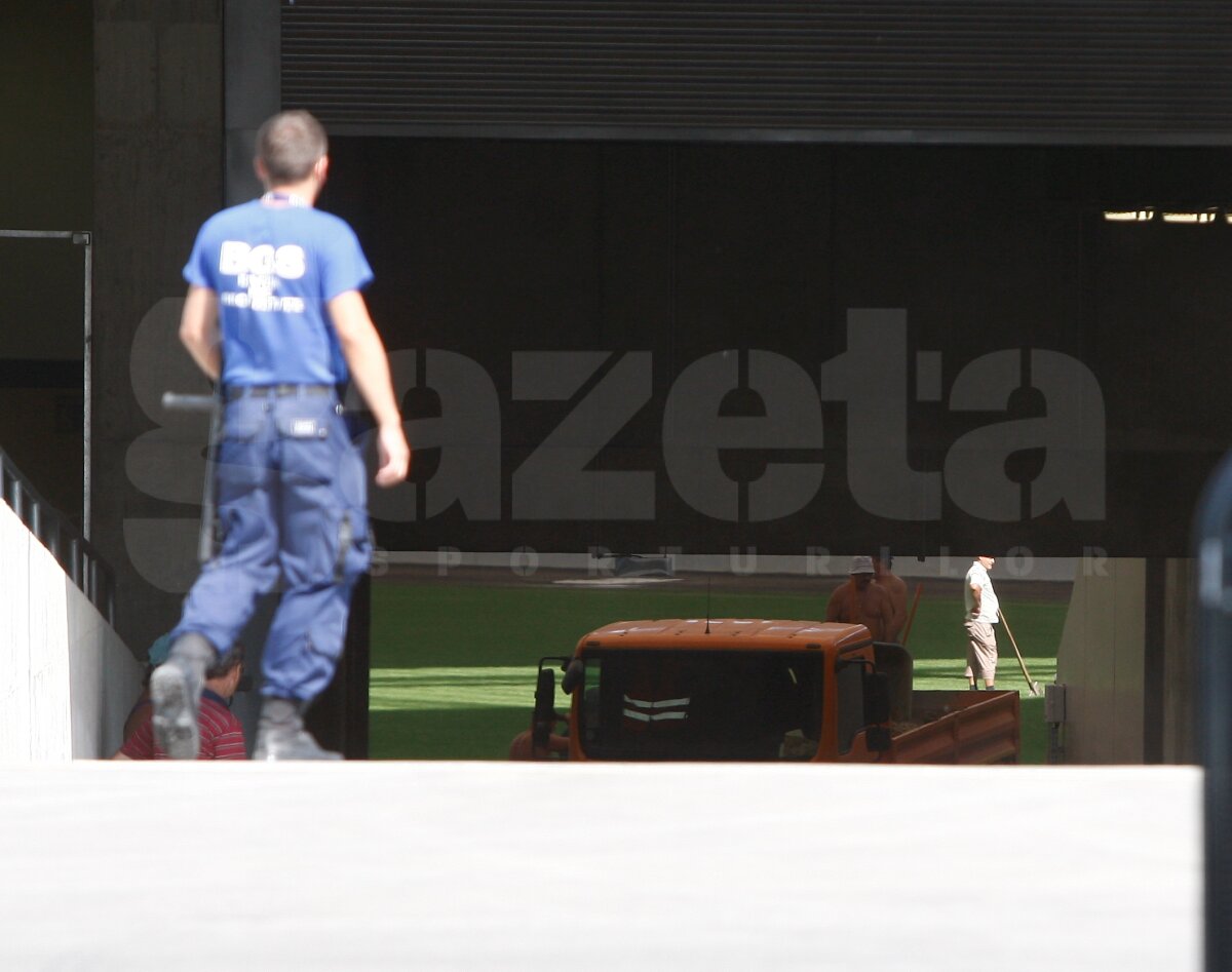 FOTO EXCLUSIV » GSP îţi arată cum e decopertat terenul de pe "Naţional Arena". Vechiul gazon va fi dus direct la groapa de gunoi :O