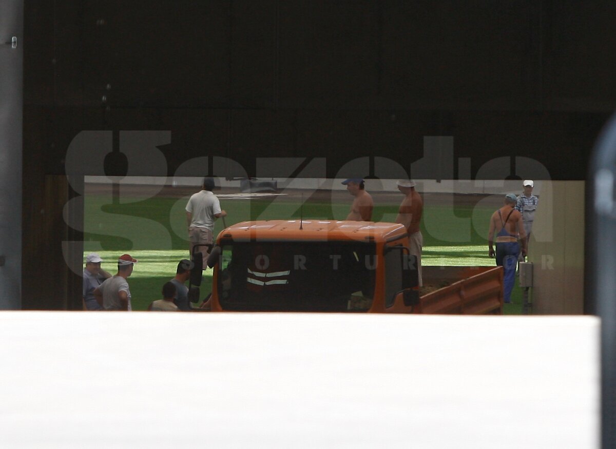 FOTO EXCLUSIV » GSP îţi arată cum e decopertat terenul de pe "Naţional Arena". Vechiul gazon va fi dus direct la groapa de gunoi :O