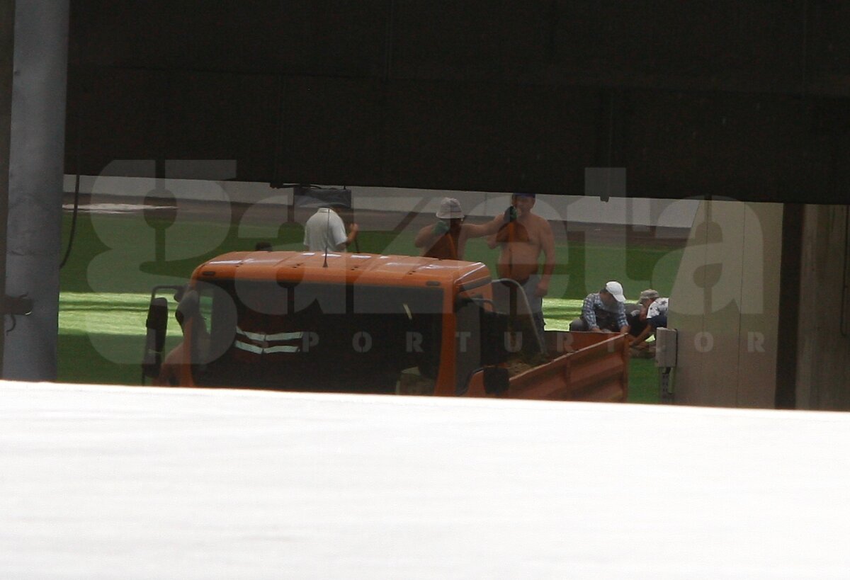FOTO EXCLUSIV » GSP îţi arată cum e decopertat terenul de pe "Naţional Arena". Vechiul gazon va fi dus direct la groapa de gunoi :O