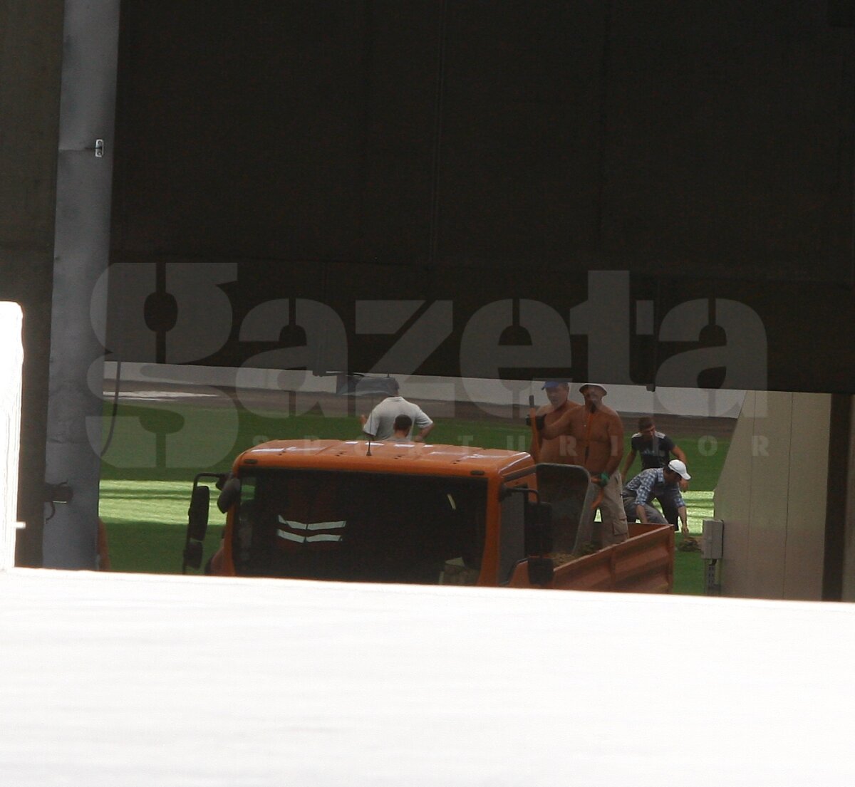FOTO EXCLUSIV » GSP îţi arată cum e decopertat terenul de pe "Naţional Arena". Vechiul gazon va fi dus direct la groapa de gunoi :O