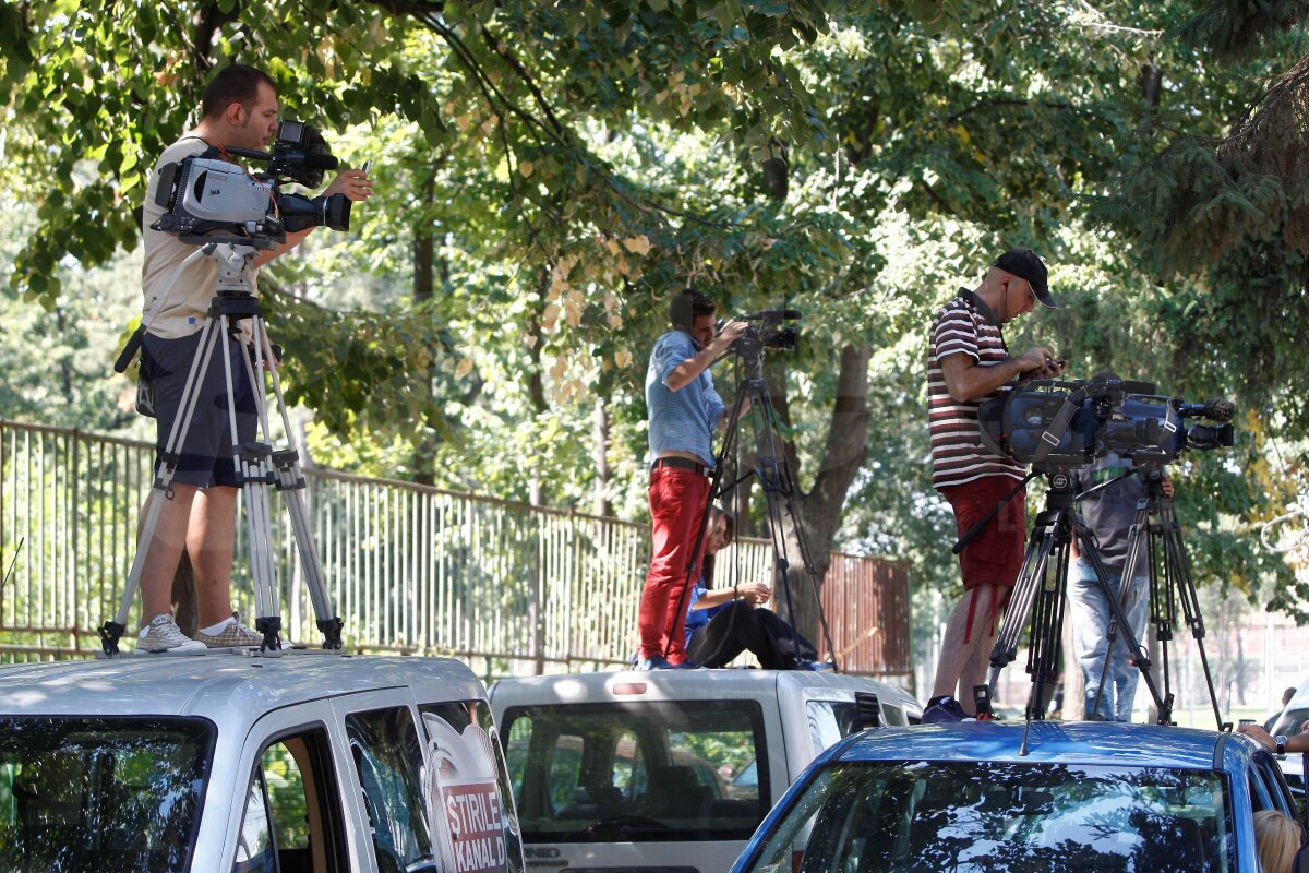 FOTO EXCLUSIV » GSP îţi arată cum e decopertat terenul de pe "Naţional Arena". Vechiul gazon va fi dus direct la groapa de gunoi :O