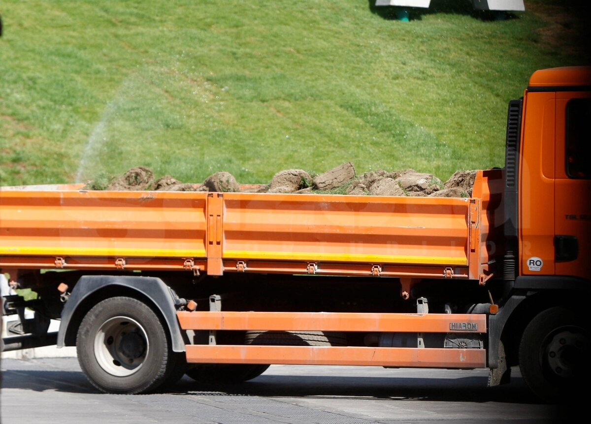 FOTO EXCLUSIV » GSP îţi arată cum e decopertat terenul de pe "Naţional Arena". Vechiul gazon va fi dus direct la groapa de gunoi :O