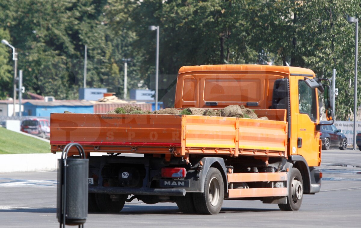 FOTO EXCLUSIV » GSP îţi arată cum e decopertat terenul de pe "Naţional Arena". Vechiul gazon va fi dus direct la groapa de gunoi :O