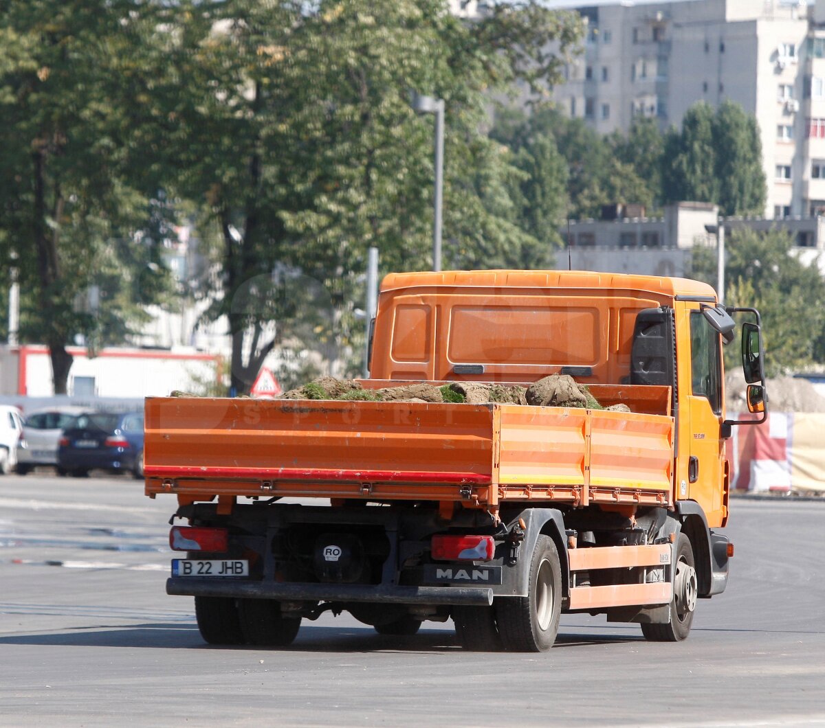 FOTO EXCLUSIV » GSP îţi arată cum e decopertat terenul de pe "Naţional Arena". Vechiul gazon va fi dus direct la groapa de gunoi :O