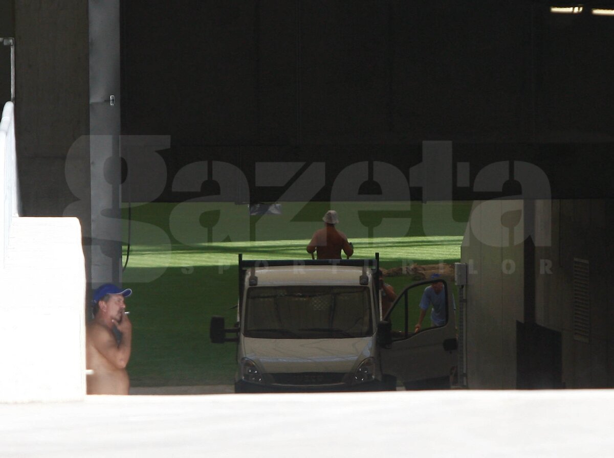 FOTO EXCLUSIV » GSP îţi arată cum e decopertat terenul de pe "Naţional Arena". Vechiul gazon va fi dus direct la groapa de gunoi :O