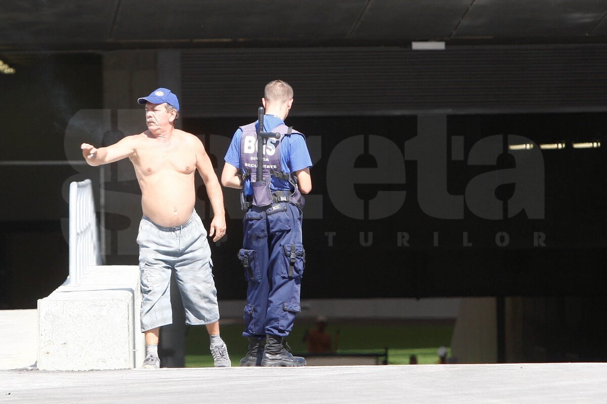 FOTO EXCLUSIV » GSP îţi arată cum e decopertat terenul de pe "Naţional Arena". Vechiul gazon va fi dus direct la groapa de gunoi :O