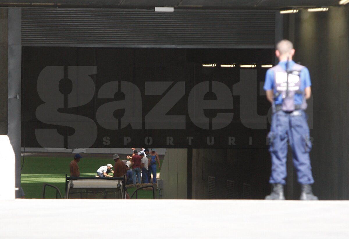FOTO EXCLUSIV » GSP îţi arată cum e decopertat terenul de pe "Naţional Arena". Vechiul gazon va fi dus direct la groapa de gunoi :O