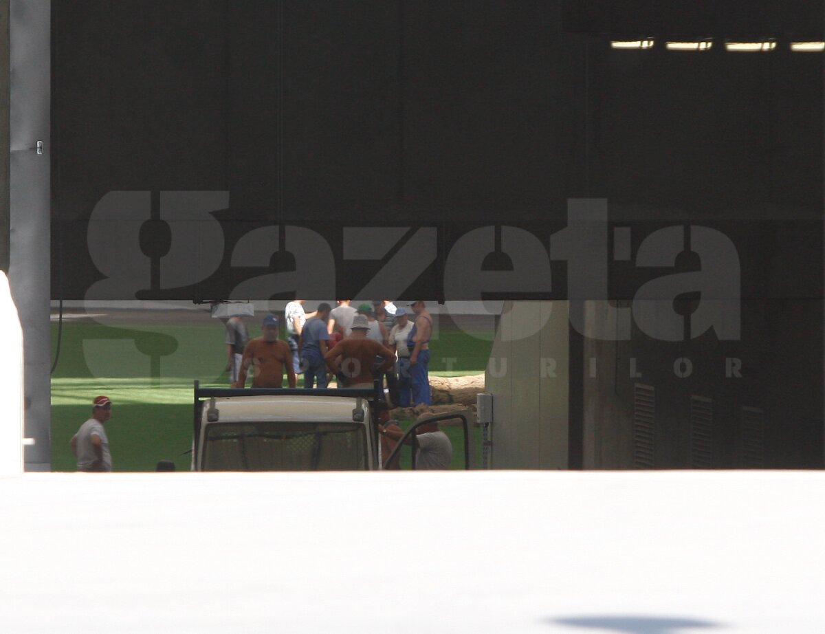 FOTO EXCLUSIV » GSP îţi arată cum e decopertat terenul de pe "Naţional Arena". Vechiul gazon va fi dus direct la groapa de gunoi :O