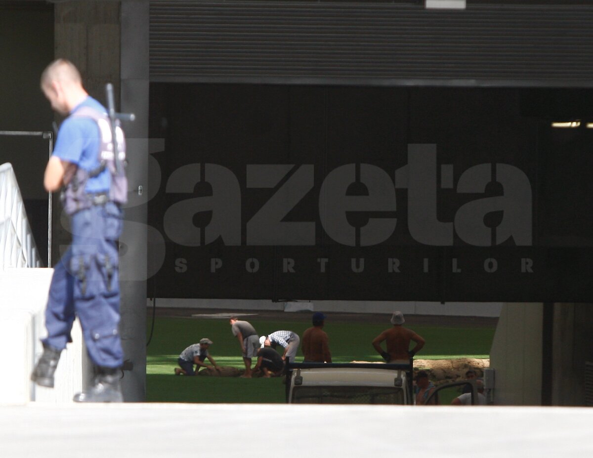 FOTO EXCLUSIV » GSP îţi arată cum e decopertat terenul de pe "Naţional Arena". Vechiul gazon va fi dus direct la groapa de gunoi :O