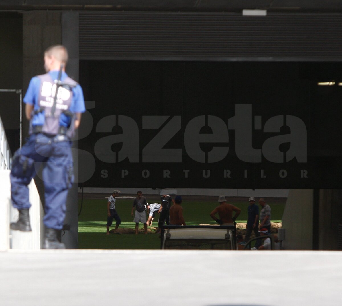 FOTO EXCLUSIV » GSP îţi arată cum e decopertat terenul de pe "Naţional Arena". Vechiul gazon va fi dus direct la groapa de gunoi :O