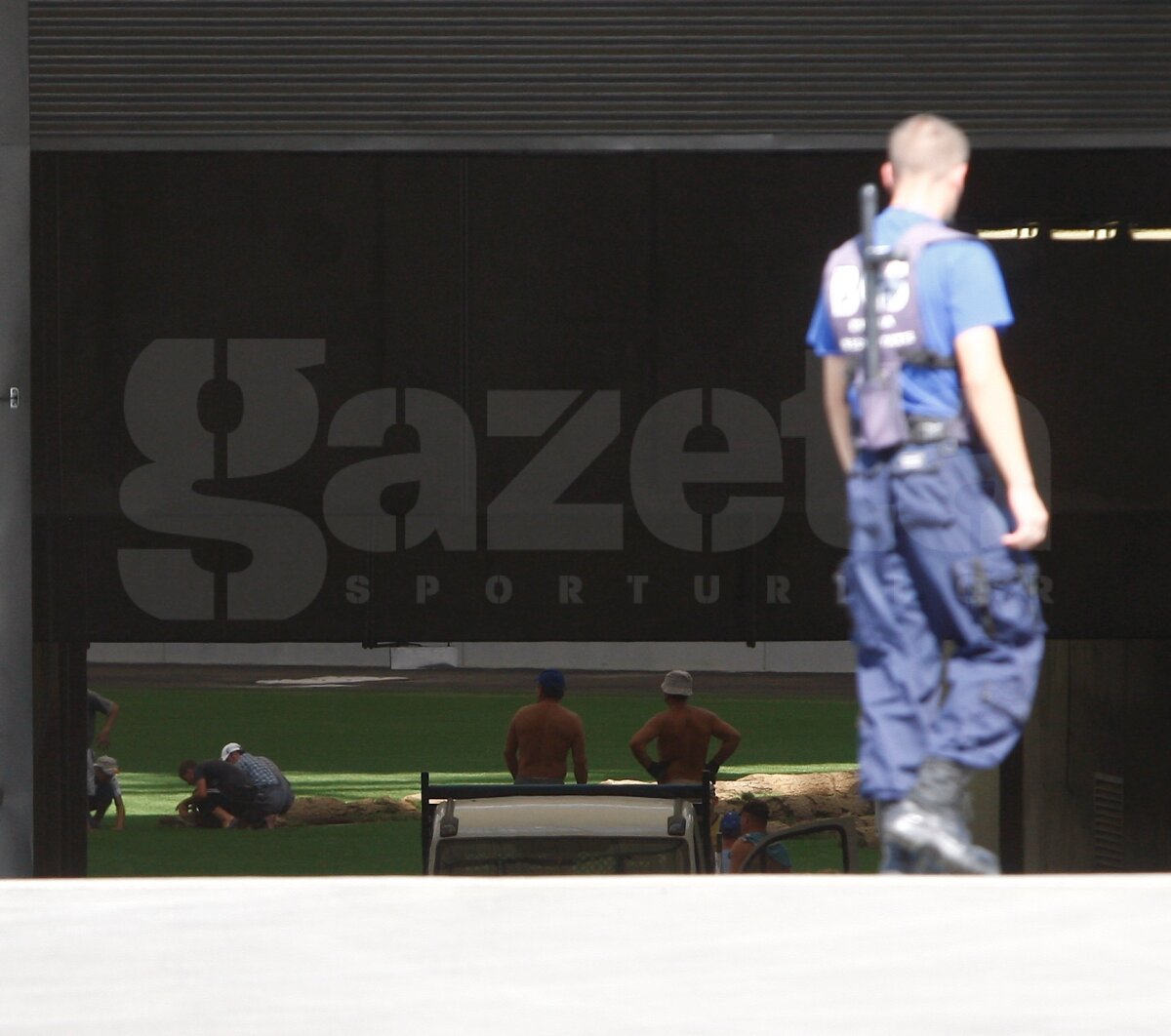 FOTO EXCLUSIV » GSP îţi arată cum e decopertat terenul de pe "Naţional Arena". Vechiul gazon va fi dus direct la groapa de gunoi :O