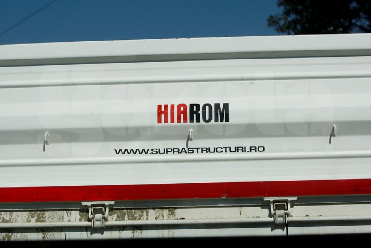 FOTO EXCLUSIV » GSP îţi arată cum e decopertat terenul de pe "Naţional Arena". Vechiul gazon va fi dus direct la groapa de gunoi :O