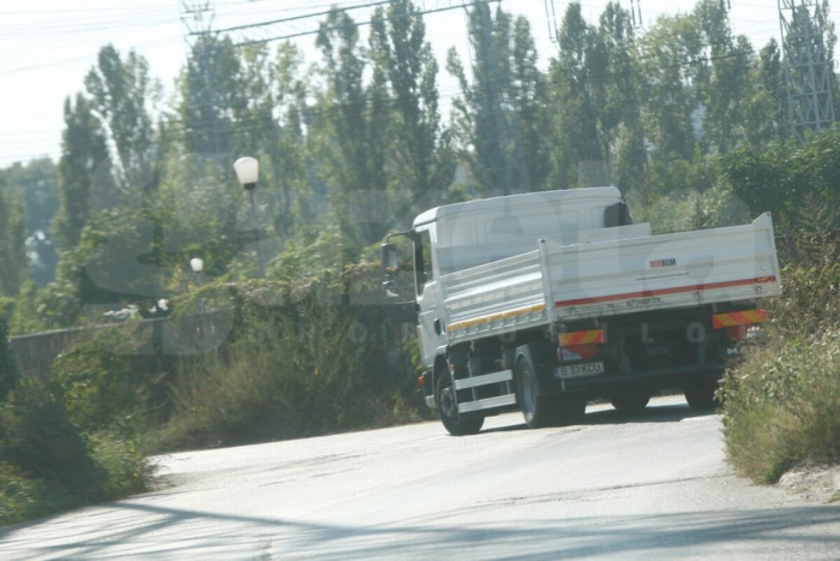 FOTO EXCLUSIV » GSP îţi arată cum e decopertat terenul de pe "Naţional Arena". Vechiul gazon va fi dus direct la groapa de gunoi :O