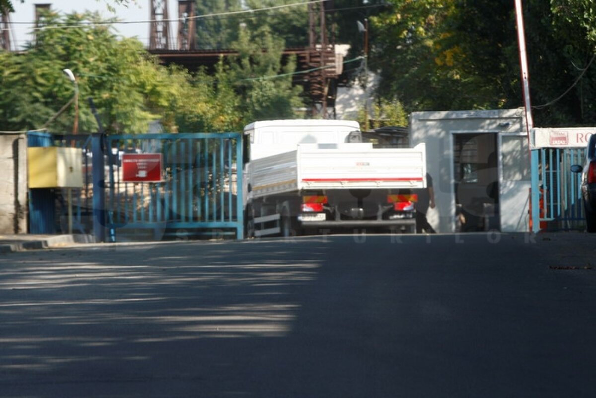 FOTO EXCLUSIV » GSP îţi arată cum e decopertat terenul de pe "Naţional Arena". Vechiul gazon va fi dus direct la groapa de gunoi :O