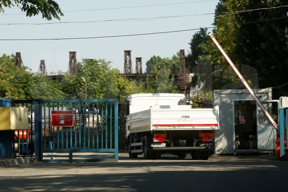 FOTO EXCLUSIV » GSP îţi arată cum e decopertat terenul de pe "Naţional Arena". Vechiul gazon va fi dus direct la groapa de gunoi :O