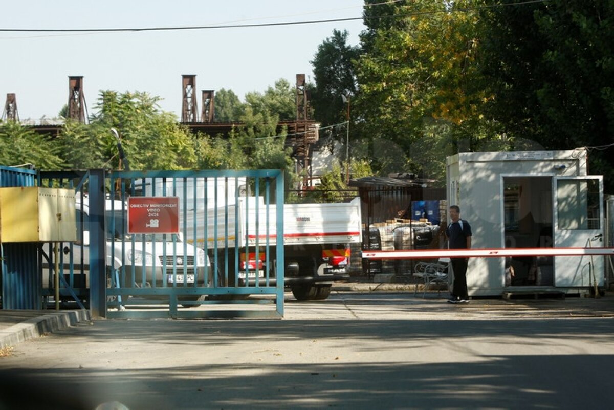 FOTO EXCLUSIV » GSP îţi arată cum e decopertat terenul de pe "Naţional Arena". Vechiul gazon va fi dus direct la groapa de gunoi :O