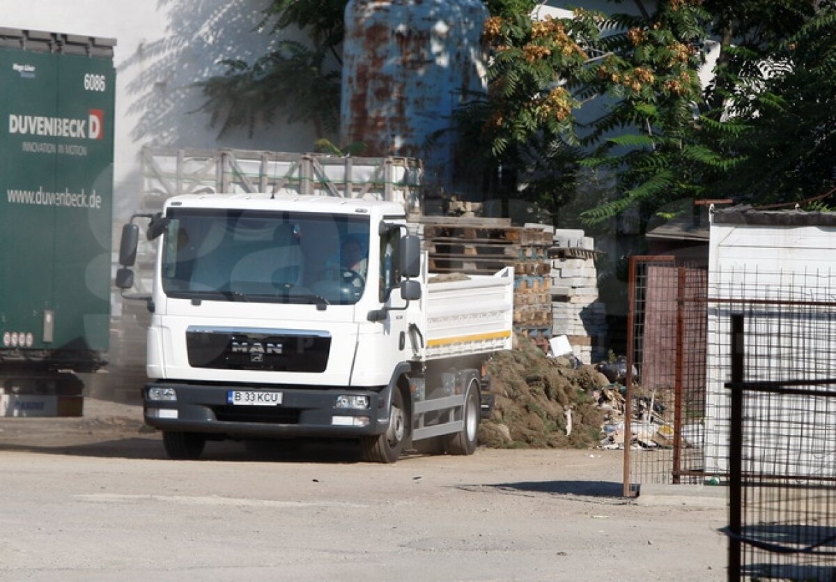 FOTO EXCLUSIV » GSP îţi arată cum e decopertat terenul de pe "Naţional Arena". Vechiul gazon va fi dus direct la groapa de gunoi :O