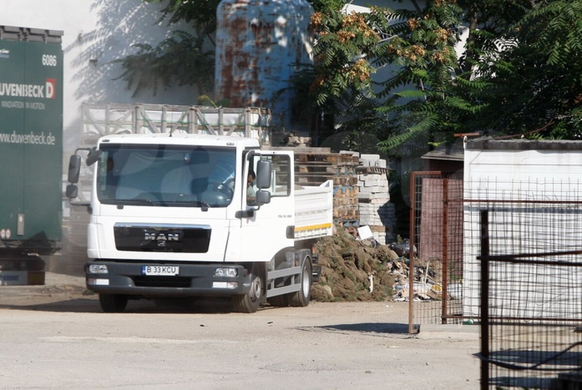 FOTO EXCLUSIV » GSP îţi arată cum e decopertat terenul de pe "Naţional Arena". Vechiul gazon va fi dus direct la groapa de gunoi :O