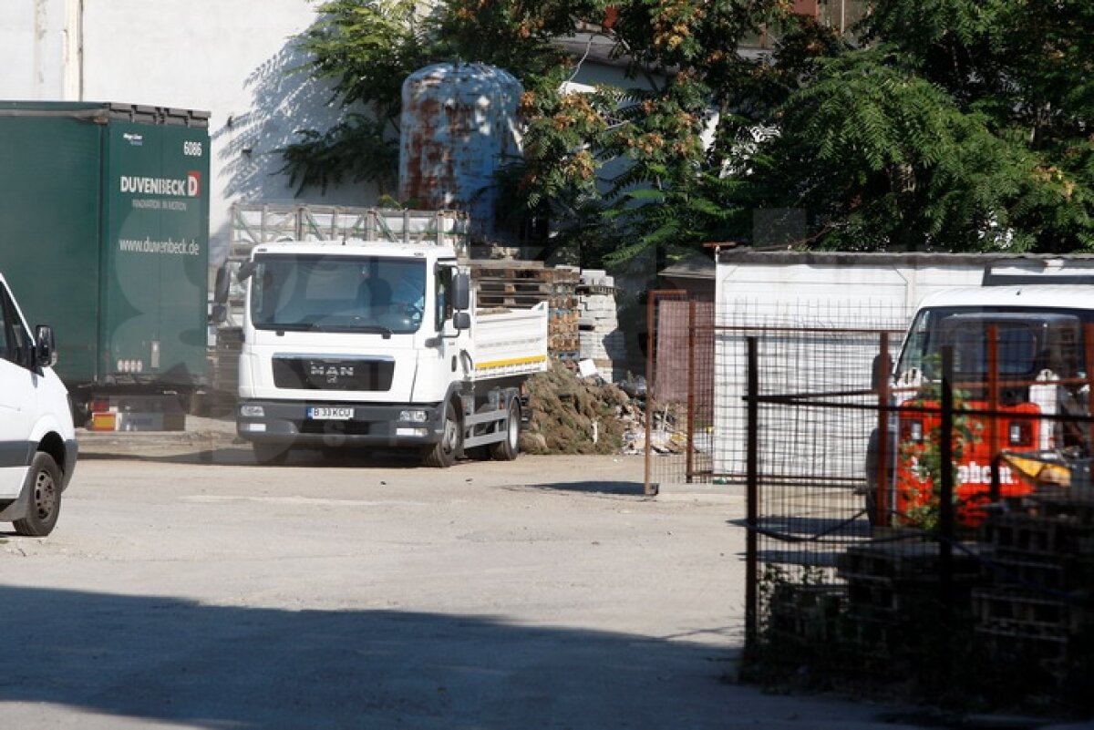 FOTO EXCLUSIV » GSP îţi arată cum e decopertat terenul de pe "Naţional Arena". Vechiul gazon va fi dus direct la groapa de gunoi :O