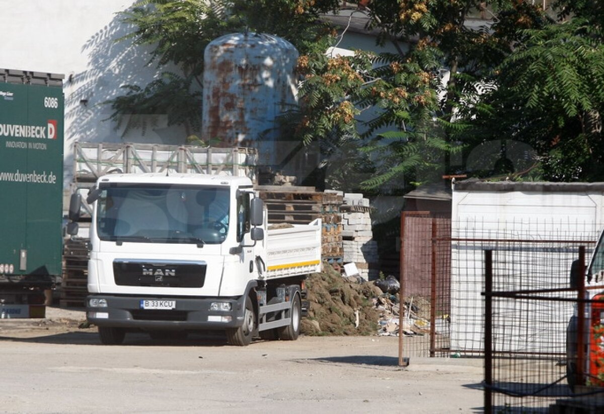 FOTO EXCLUSIV » GSP îţi arată cum e decopertat terenul de pe "Naţional Arena". Vechiul gazon va fi dus direct la groapa de gunoi :O