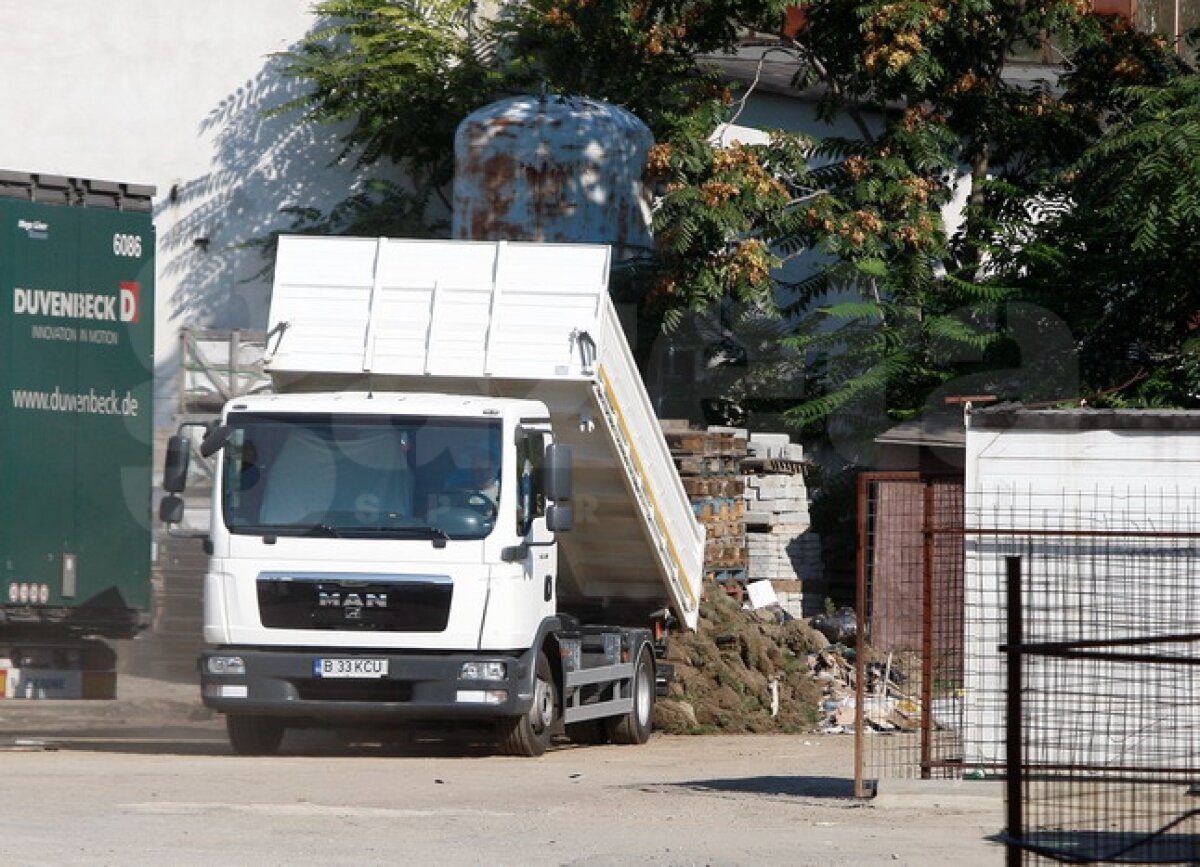 FOTO EXCLUSIV » GSP îţi arată cum e decopertat terenul de pe "Naţional Arena". Vechiul gazon va fi dus direct la groapa de gunoi :O