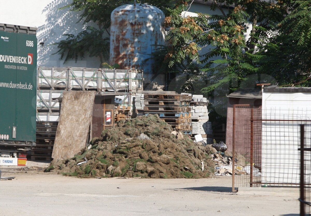 FOTO EXCLUSIV » GSP îţi arată cum e decopertat terenul de pe "Naţional Arena". Vechiul gazon va fi dus direct la groapa de gunoi :O