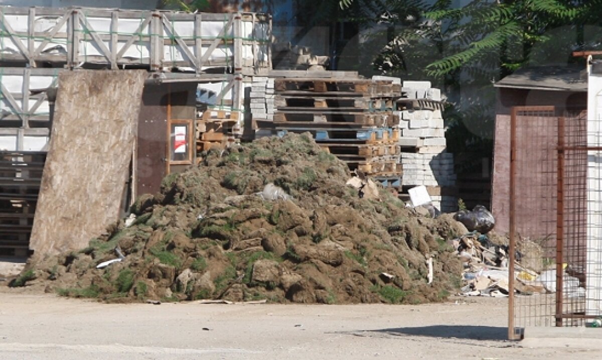 FOTO EXCLUSIV » GSP îţi arată cum e decopertat terenul de pe "Naţional Arena". Vechiul gazon va fi dus direct la groapa de gunoi :O