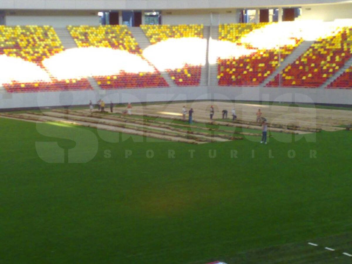 FOTO EXCLUSIV » GSP îţi arată cum e decopertat terenul de pe "Naţional Arena". Vechiul gazon va fi dus direct la groapa de gunoi :O