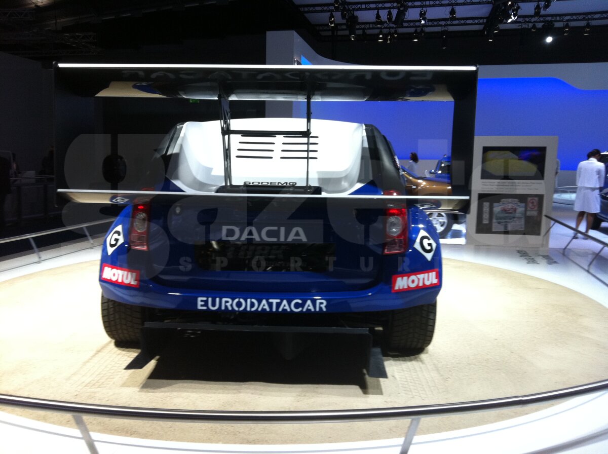 FOTO Dacia, la Salonul de la Frankfurt are un Duster de curse şi unul pregătit pentru pompieri. În 2012 vine cu două modele NOI