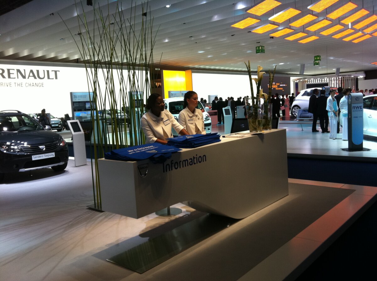 FOTO Dacia, la Salonul de la Frankfurt are un Duster de curse şi unul pregătit pentru pompieri. În 2012 vine cu două modele NOI