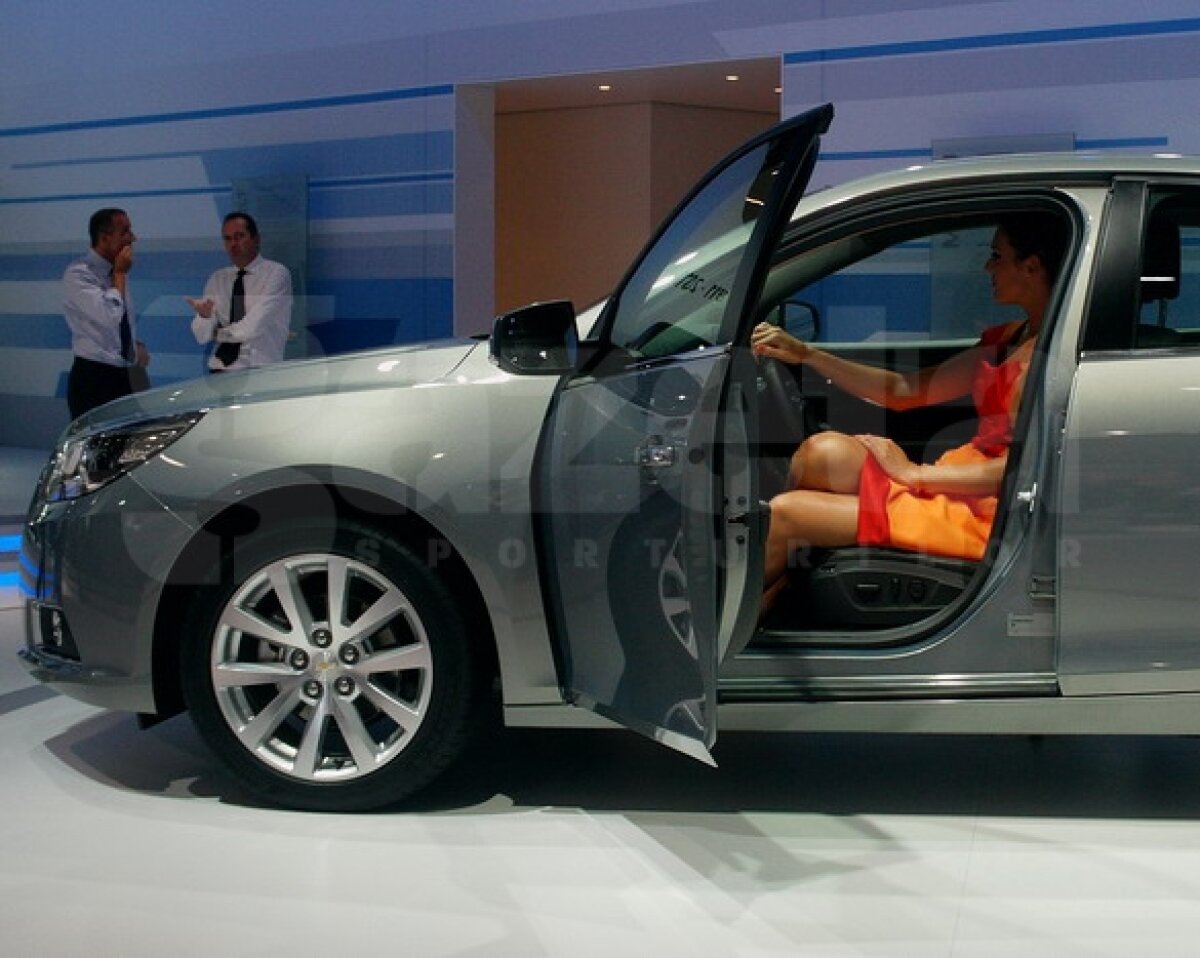 FOTO Maşinile şi asistentele au furat privirile celor de la Salonul Auto de la Frankfurt