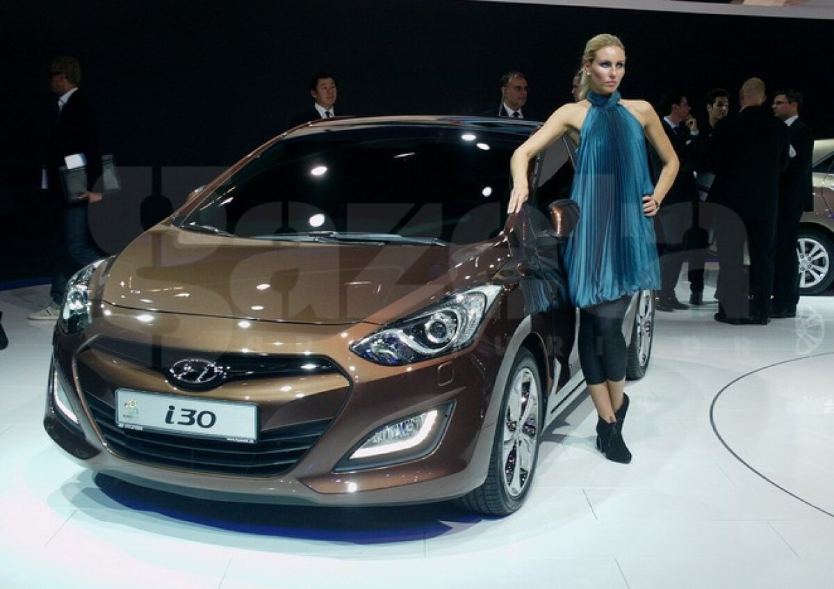 FOTO Maşinile şi asistentele au furat privirile celor de la Salonul Auto de la Frankfurt