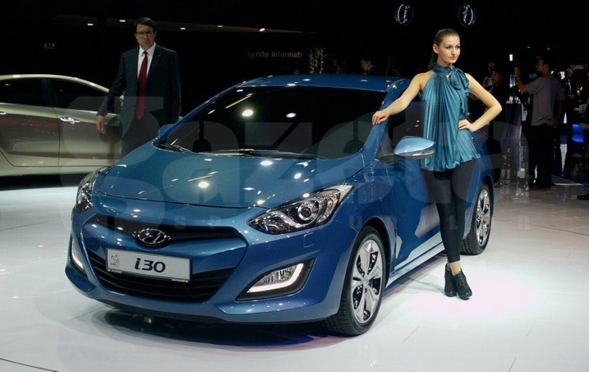 FOTO Maşinile şi asistentele au furat privirile celor de la Salonul Auto de la Frankfurt