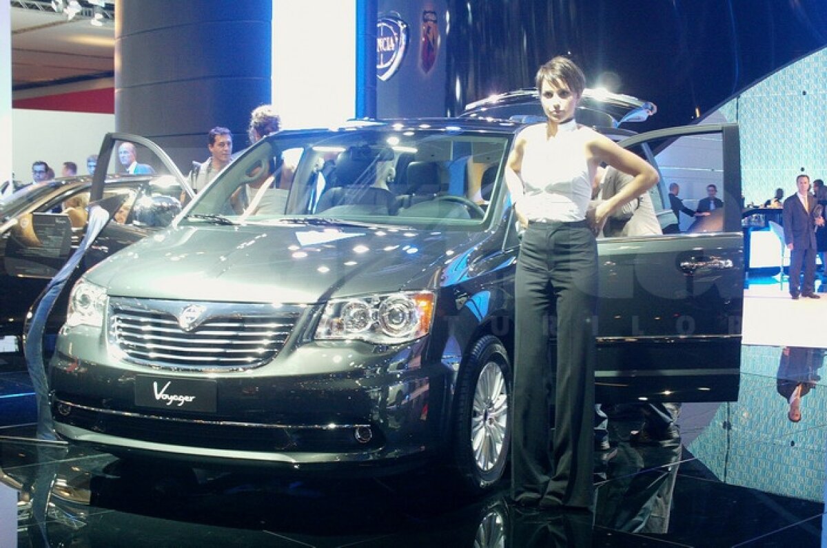 FOTO Maşinile şi asistentele au furat privirile celor de la Salonul Auto de la Frankfurt