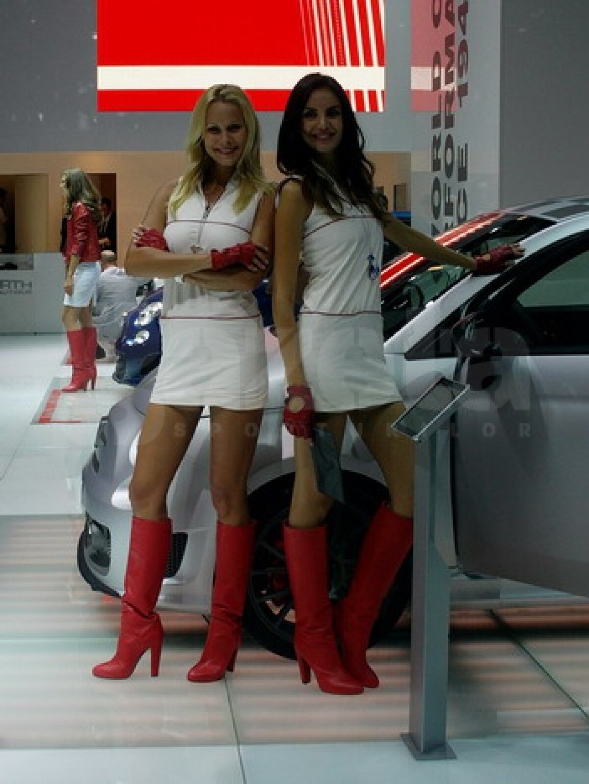 FOTO Maşinile şi asistentele au furat privirile celor de la Salonul Auto de la Frankfurt