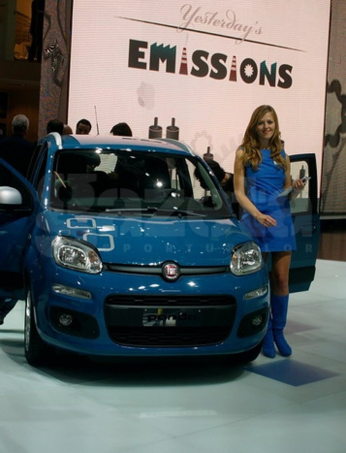 FOTO Maşinile şi asistentele au furat privirile celor de la Salonul Auto de la Frankfurt