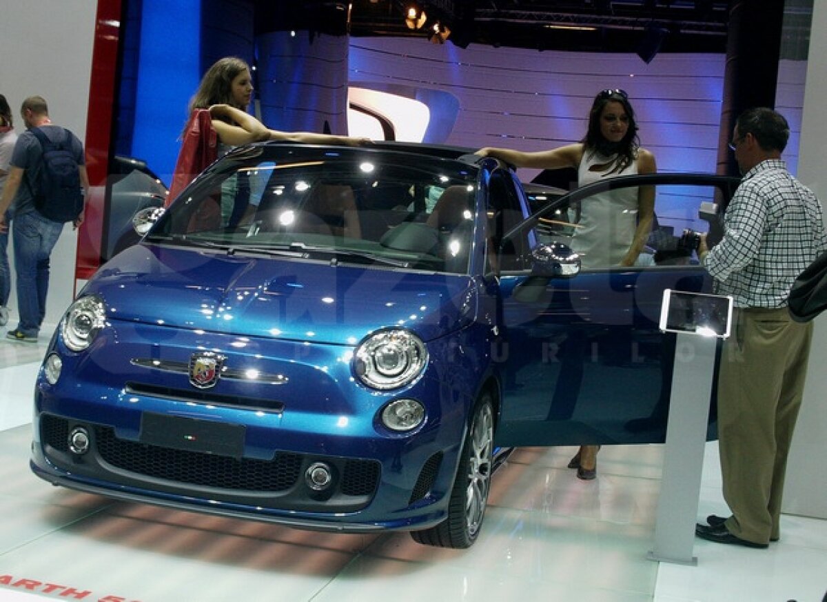 FOTO Maşinile şi asistentele au furat privirile celor de la Salonul Auto de la Frankfurt